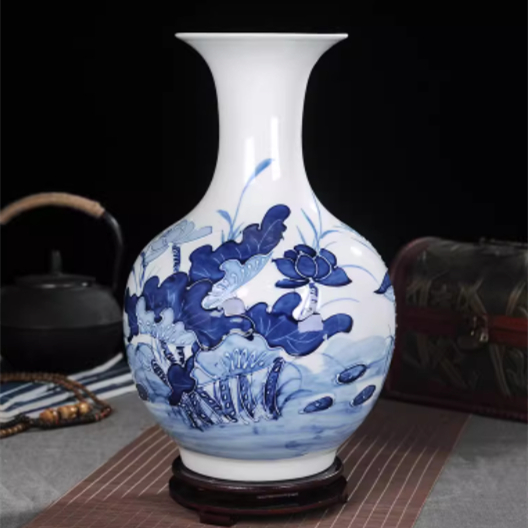 Florero Decorativo de Porcelana Azul y Blanco Pintado a Mano - imagen 1