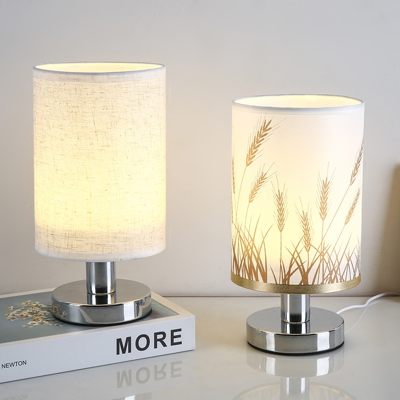 Bedside Lamp In Bedroom Is Simple And Modern