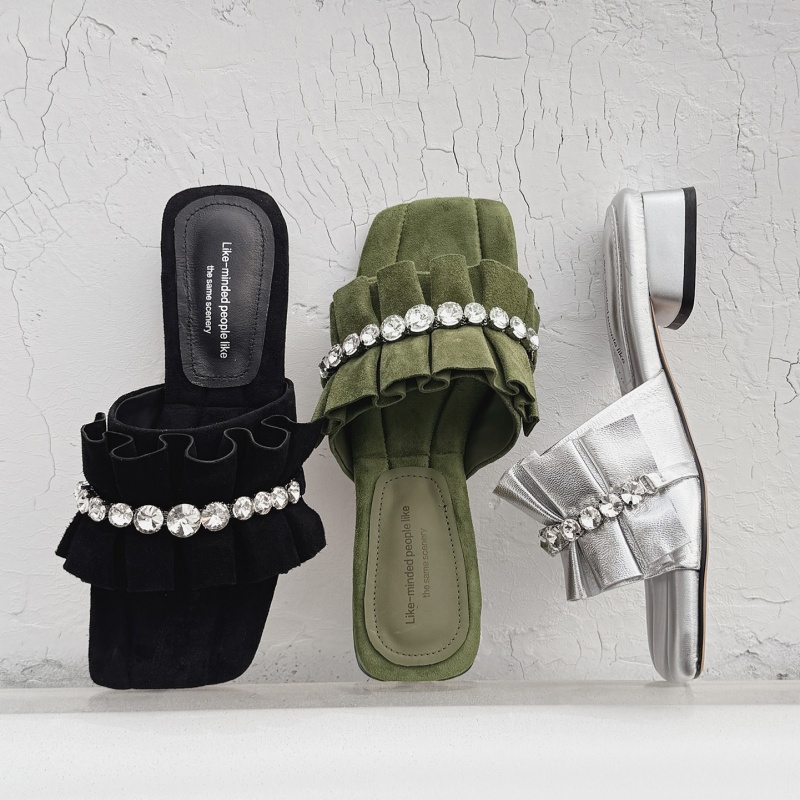 Stylish Silver Leather Pleated Slide Sandals With A Resort Vibe - Image 1