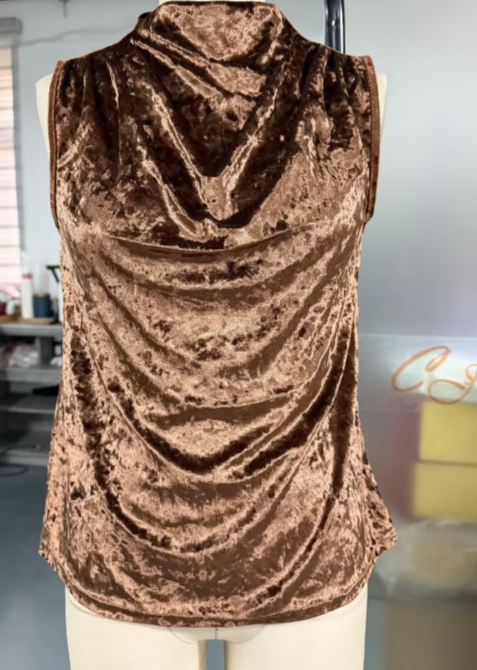 Haut sans manches col flou en velours marron caramel