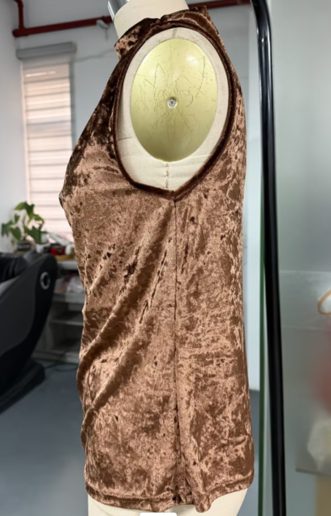 Haut sans manches col flou en velours marron caramel