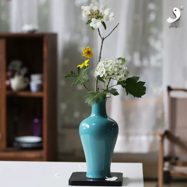 Handmade ceramic vase ornament (azure guanyin vase)