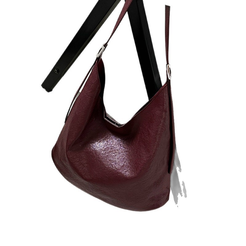 Vegetable-Tanned Leather Retro Minimalist Commuter Shoulder Bag