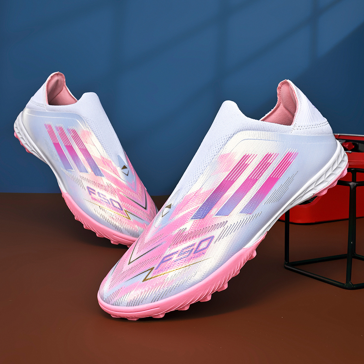 Low-cut Long-stud Outdoor Soccer Cleats 32 Low-cut Long-stud Outdoor Soccer Cleats
