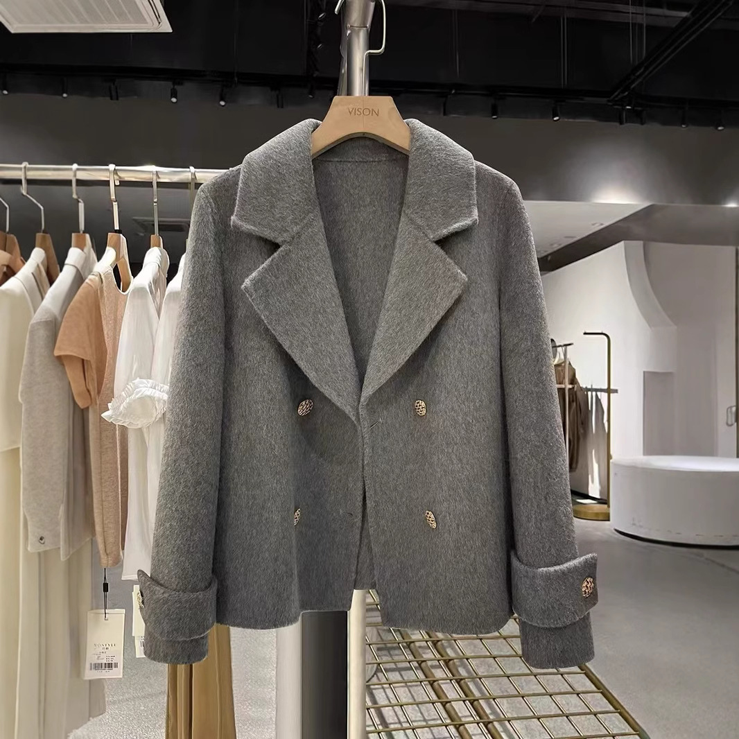 Elegant Women’s Wool Coat with Button Detail and 3 D Pattern Elegant Women’s Wool Coat with Button Detail and 3 D Pattern