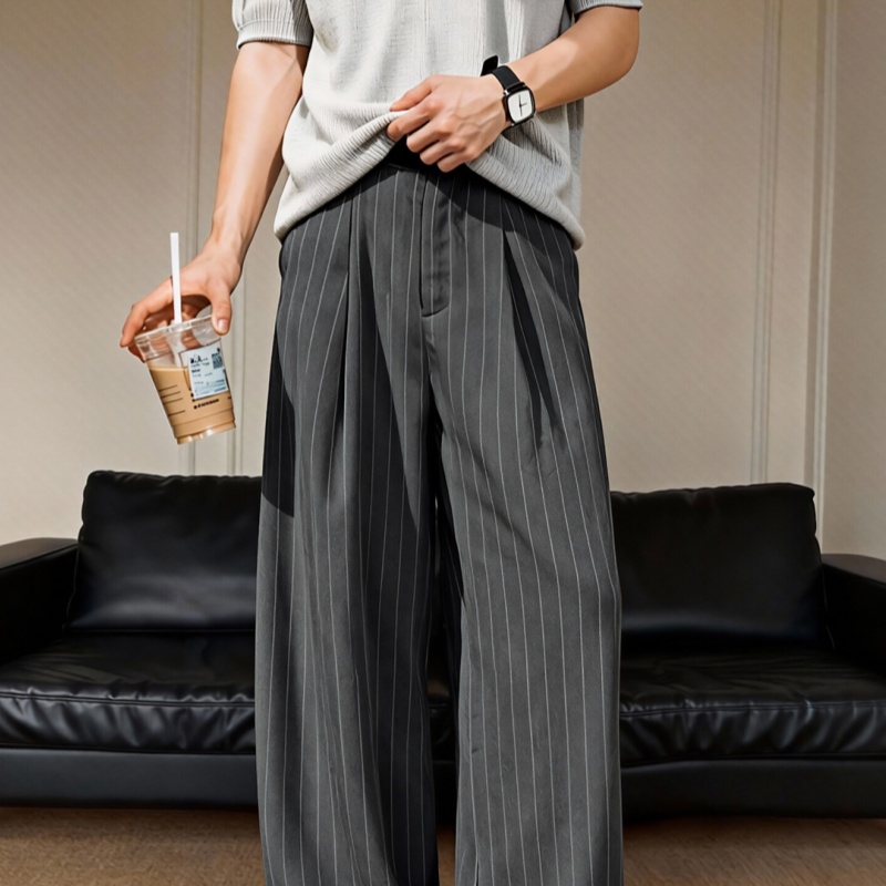 Men's Pleated Trousers With Vertical Stripes