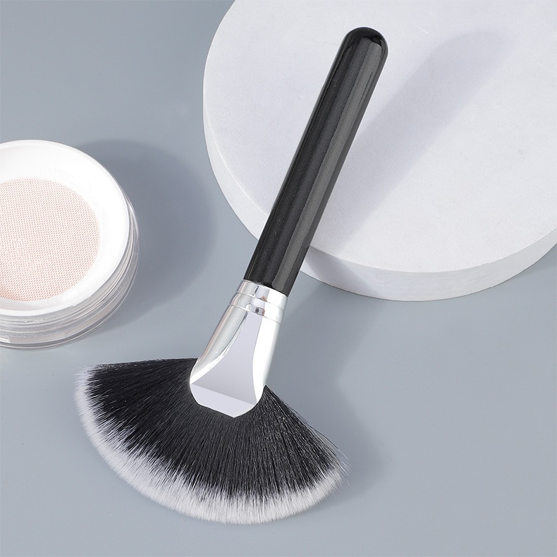 Evenly Diffused Highlight Fan Brush with Wooden Handle Evenly Diffused Highlight Fan Brush with Wooden Handle