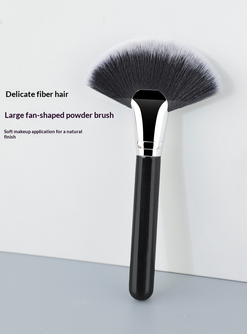 Evenly Diffused Highlight Fan Brush with Wooden Handle Evenly Diffused Highlight Fan Brush with Wooden Handle