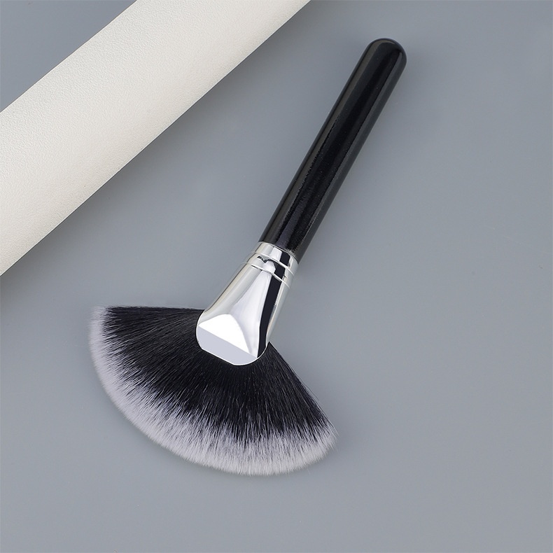 Evenly Diffused Highlight Fan Brush with Wooden Handle Evenly Diffused Highlight Fan Brush with Wooden Handle