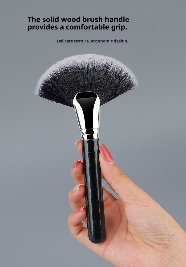 Evenly Diffused Highlight Fan Brush with Wooden Handle Evenly Diffused Highlight Fan Brush with Wooden Handle