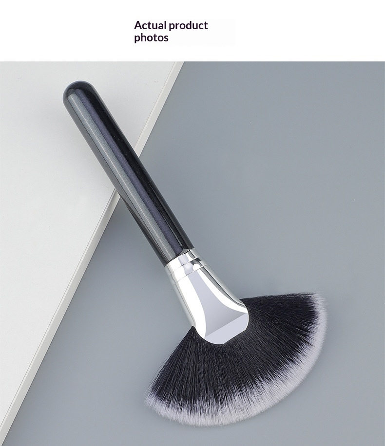 Evenly Diffused Highlight Fan Brush with Wooden Handle Evenly Diffused Highlight Fan Brush with Wooden Handle