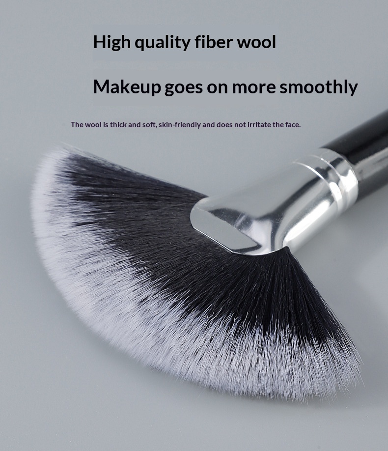 Evenly Diffused Highlight Fan Brush with Wooden Handle Evenly Diffused Highlight Fan Brush with Wooden Handle