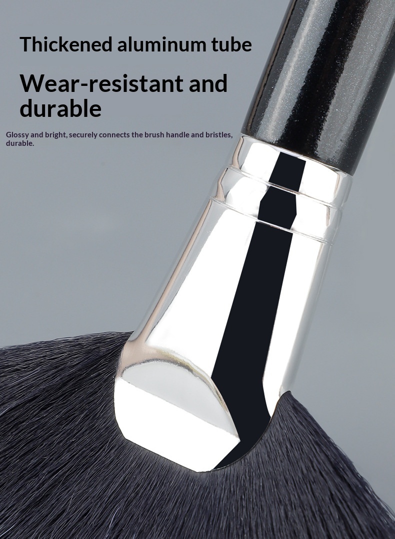 Evenly Diffused Highlight Fan Brush with Wooden Handle Evenly Diffused Highlight Fan Brush with Wooden Handle