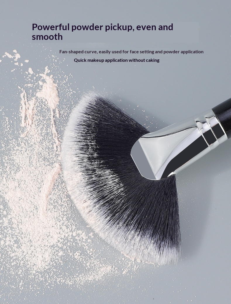 Evenly Diffused Highlight Fan Brush with Wooden Handle Evenly Diffused Highlight Fan Brush with Wooden Handle