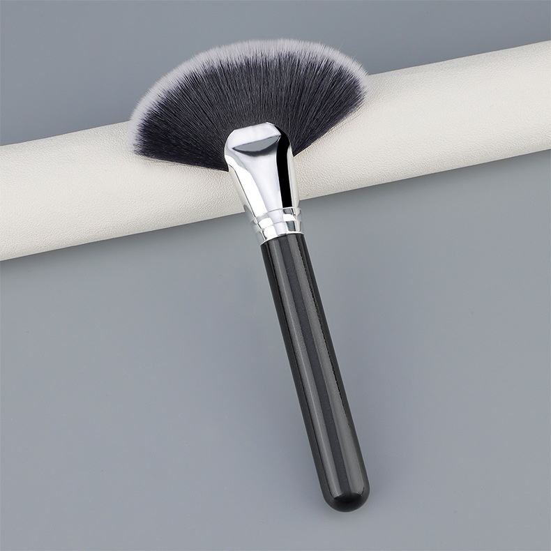 Evenly Diffused Highlight Fan Brush with Wooden Handle Evenly Diffused Highlight Fan Brush with Wooden Handle