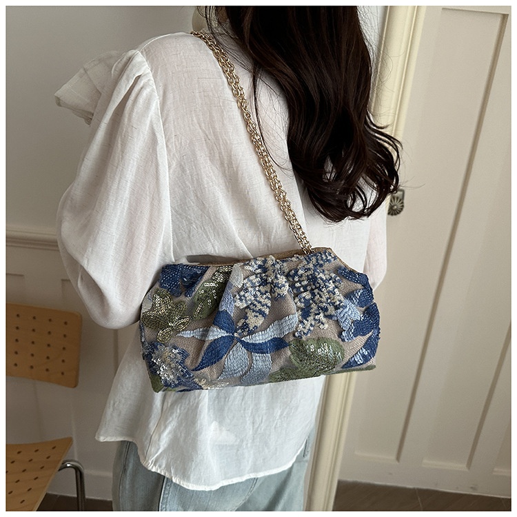 Chain-Strap Embroidered Fashion Clutch Bag 32 54d1092f f8eb 4b78 b988 b5326409f8ba trans