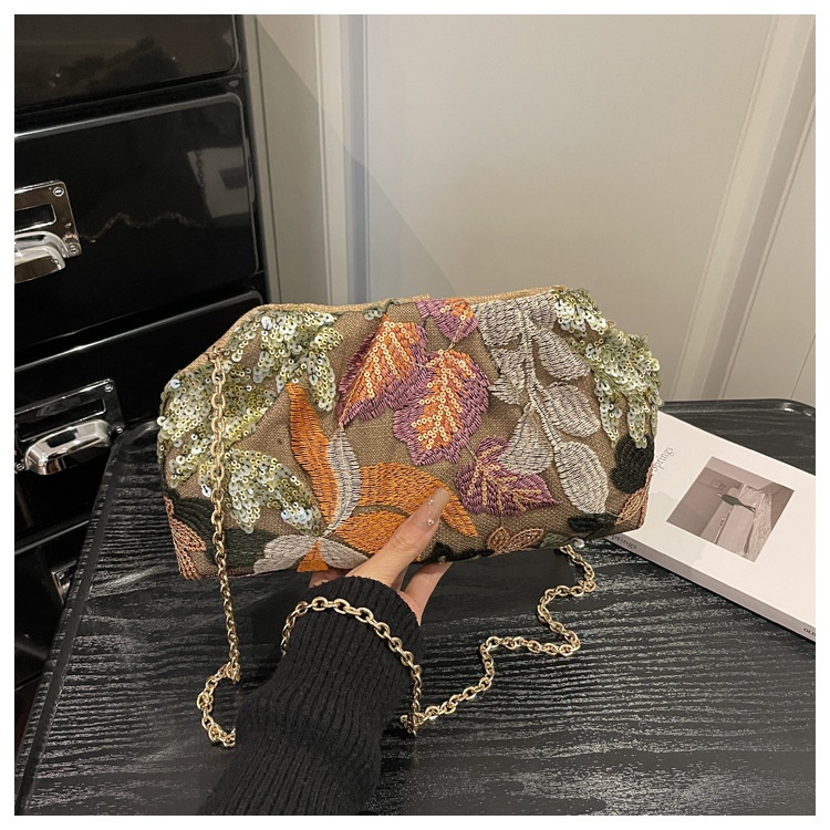 Chain-Strap Embroidered Fashion Clutch Bag 38 6e009317 0424 404d 92b1 8b3be5e86196 trans