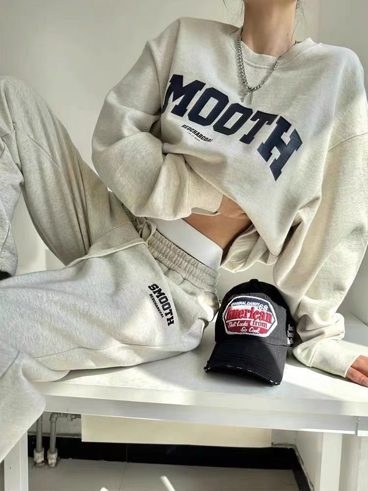 Ensemble sweat à capuche et pantalon de jogging pour femme en greige, gros plan montrant l'imprimé lettre et les détails d'empiècements