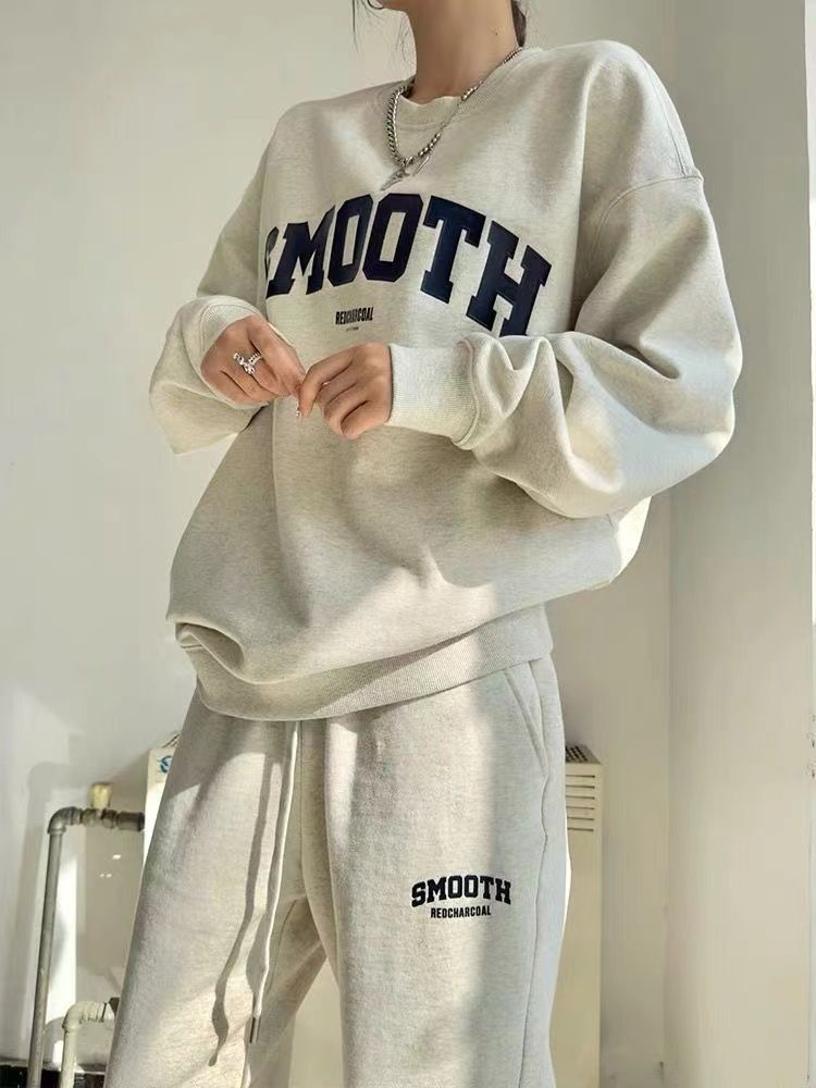 Ensemble athleisure pour femme : sweat à capuche et pantalon de jogging en greige, vue de face montrant l'ensemble complet coordonné