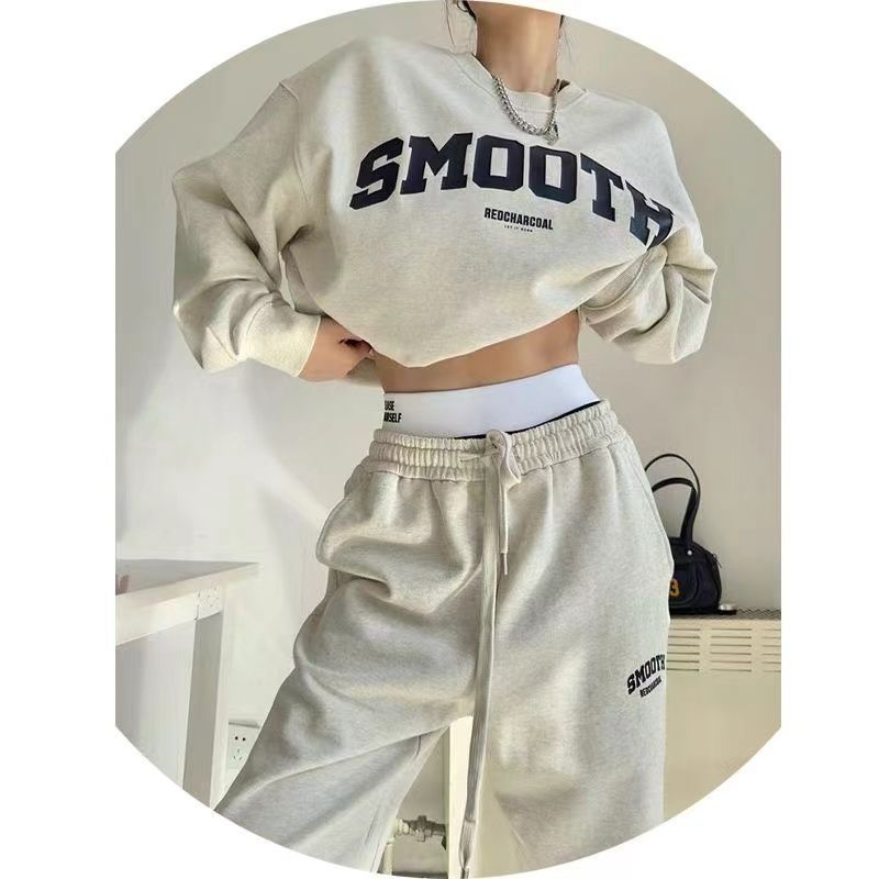 Ensemble assorti pour femme : sweat à capuche et pantalon en greige, photo de style de vie montrant un look urbain décontracté