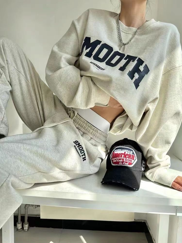 Ensemble athleisure assorti pour femme en greige, photo de style de vie montrant les deux options de style léger et doublé polaire