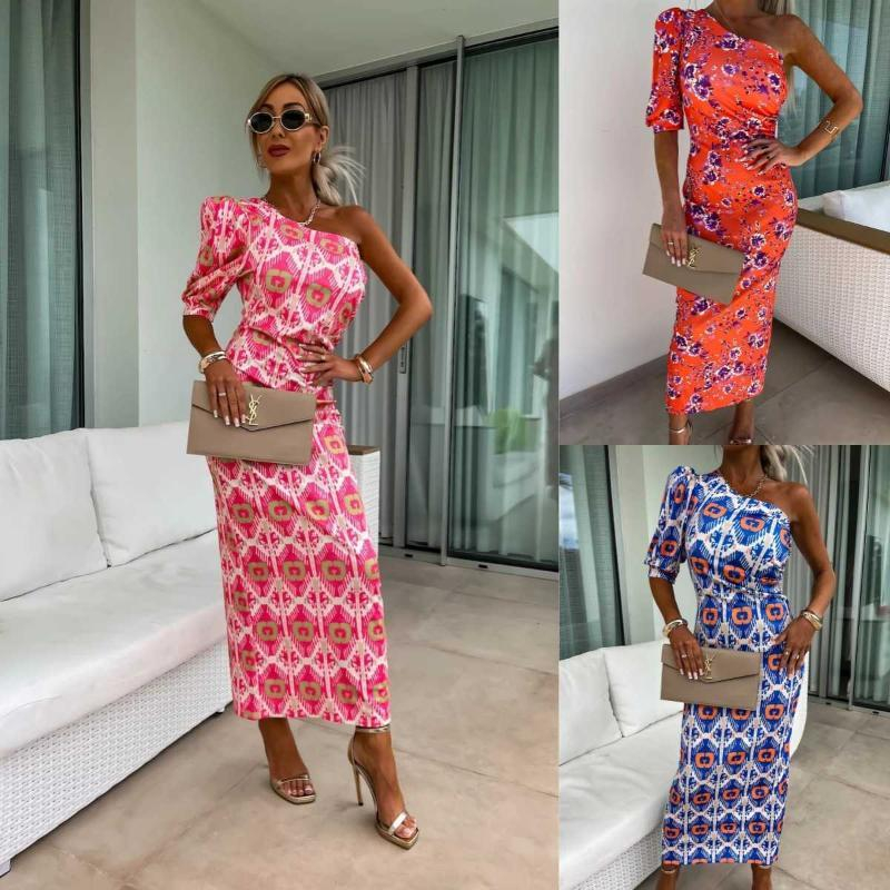 Fashionable And Sexy Off-shoulder Printed Dress With A Fitted Waist And Slit