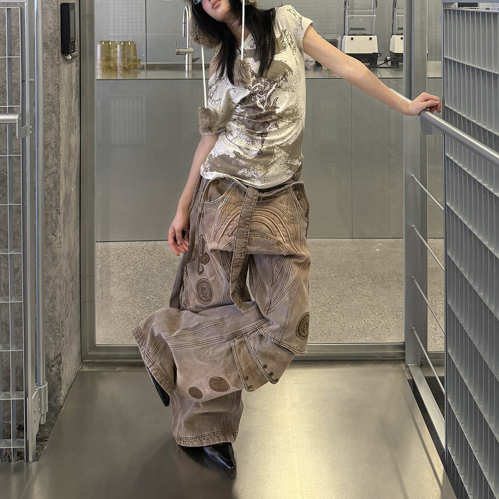 Three-dimensional Structured Curved-leg Jeans
