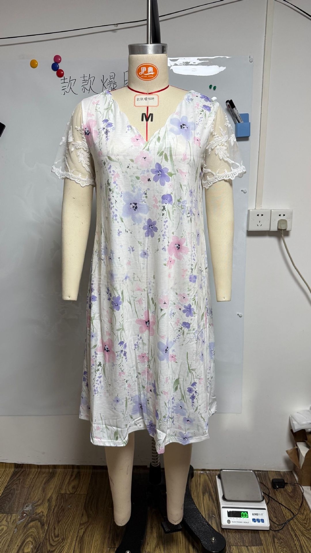 Women's Short Sleeve Midi Dress – close-up of floral print and lace detail