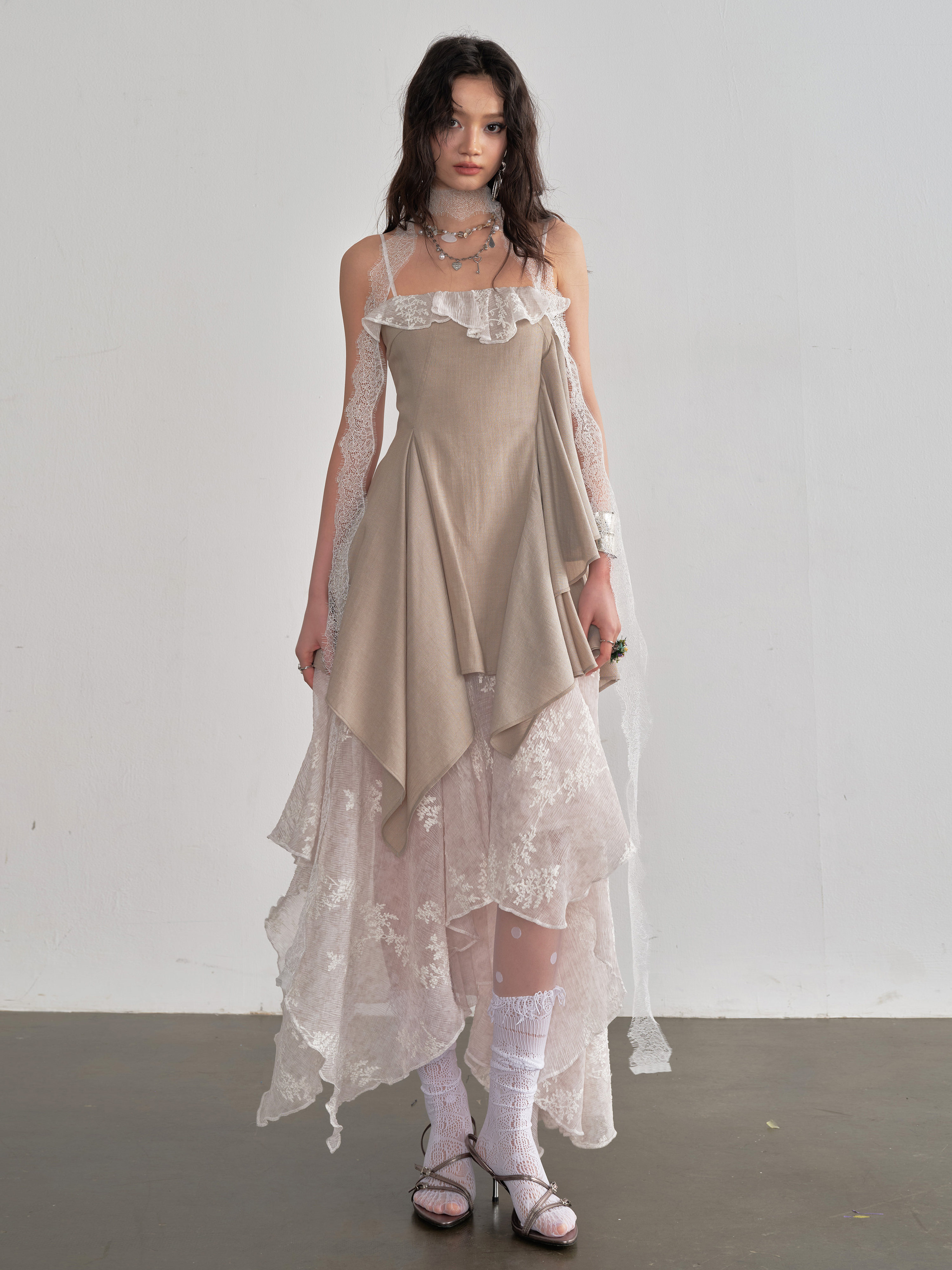 Irregularly Embroidered Patchwork Strap Dress With A Sense Of Layering thumbnail 5