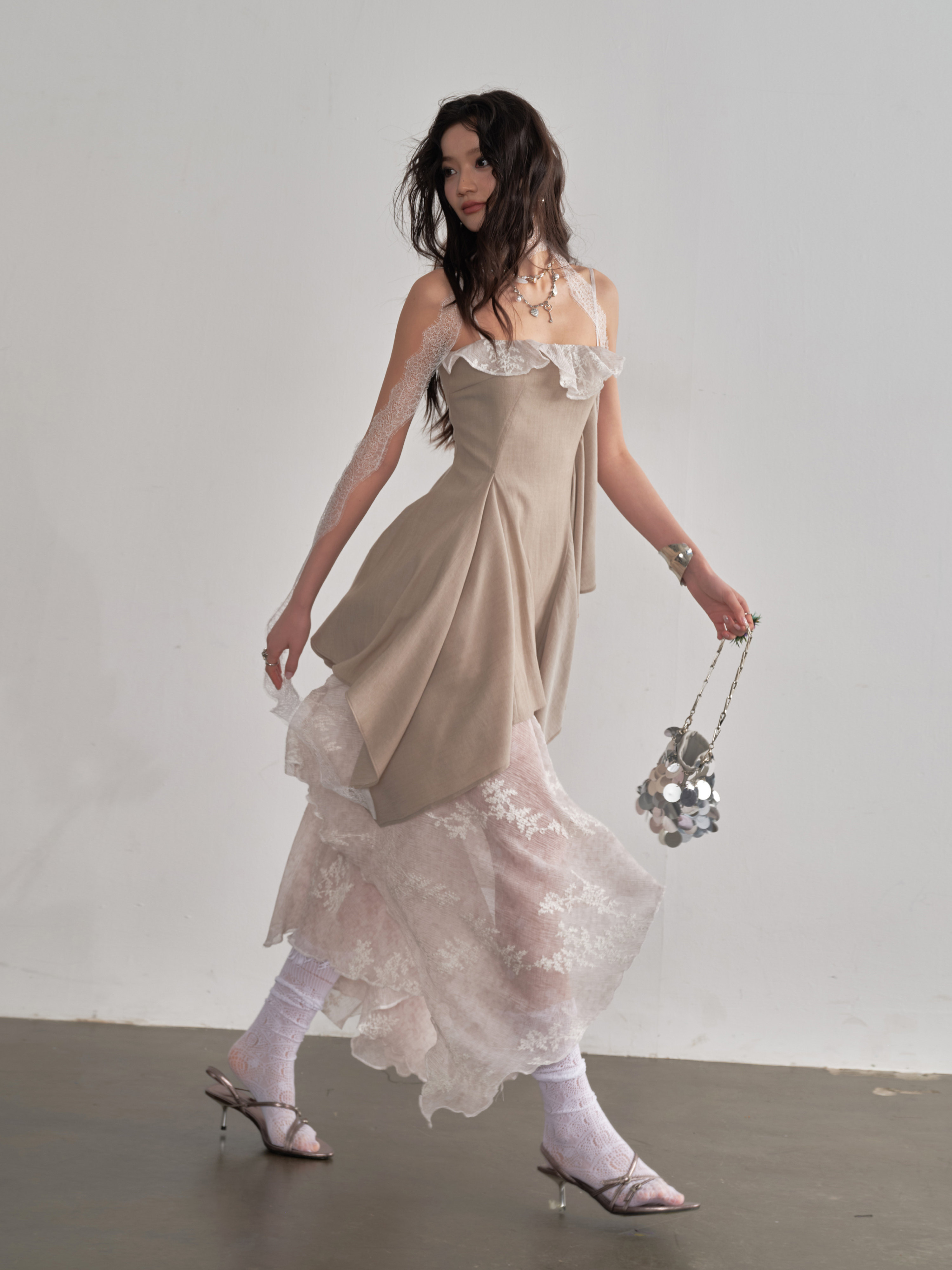 Irregularly Embroidered Patchwork Strap Dress With A Sense Of Layering thumbnail 4