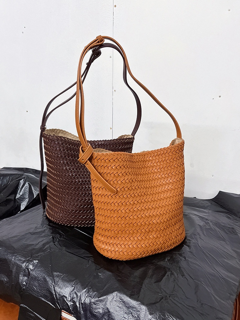 Sac seau tressé en cuir véritable - vue 13