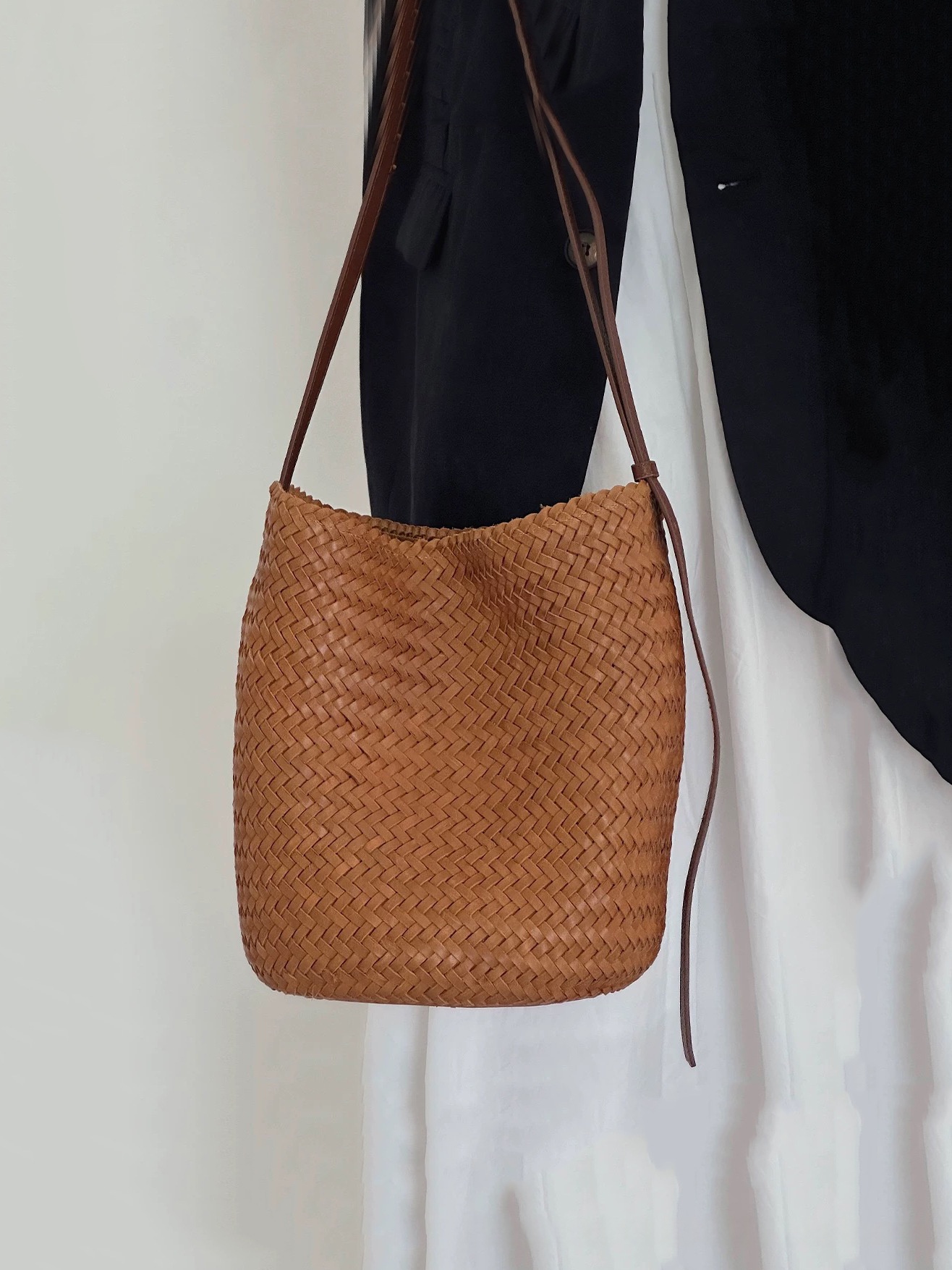 Sac seau tressé en cuir véritable - vue 10