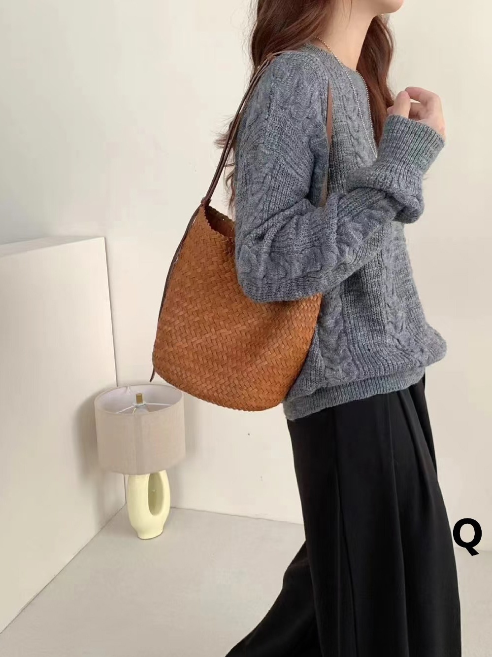 Sac seau tressé en cuir véritable - vue 15