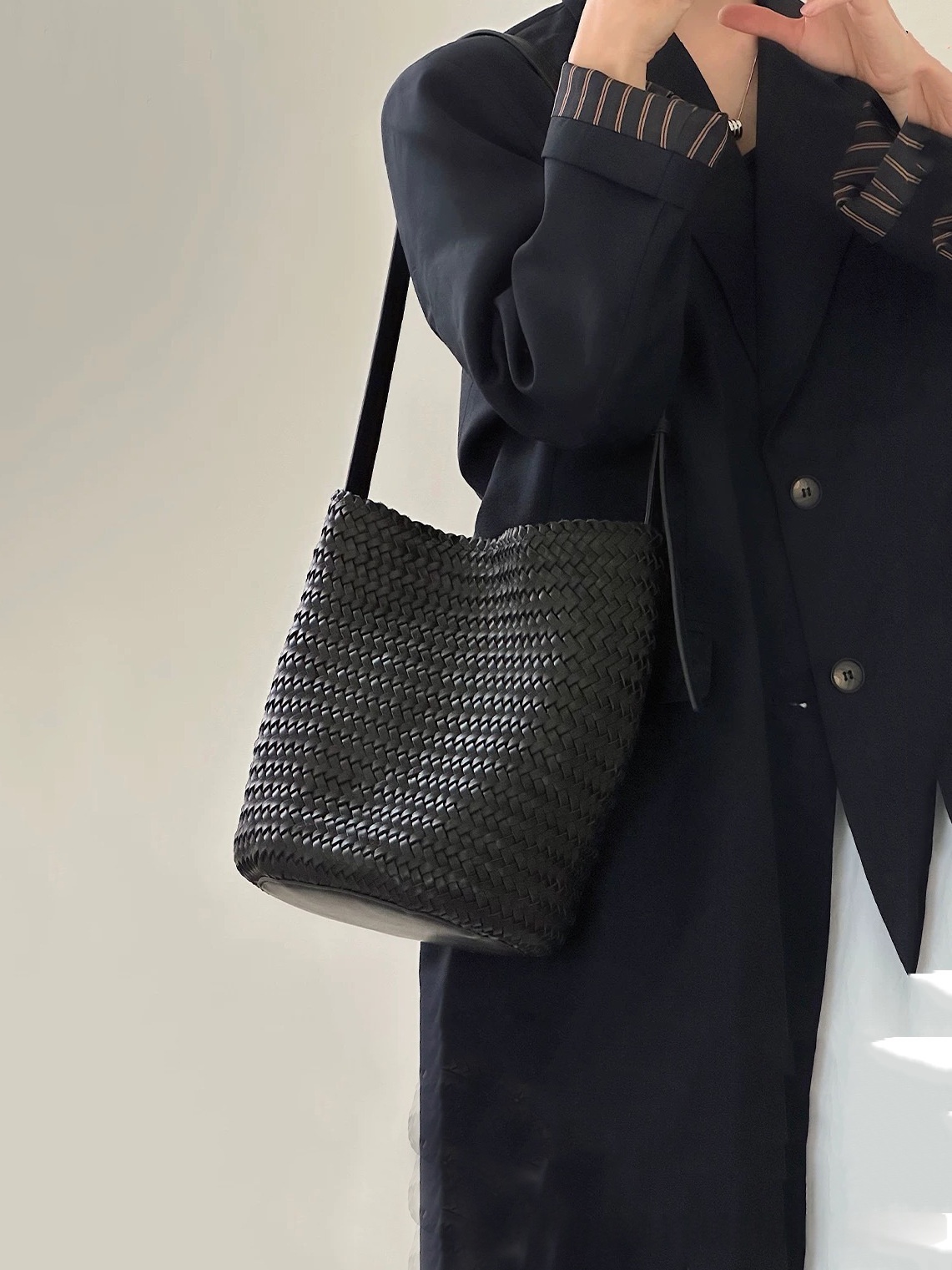Sac seau tressé en cuir véritable - vue 11