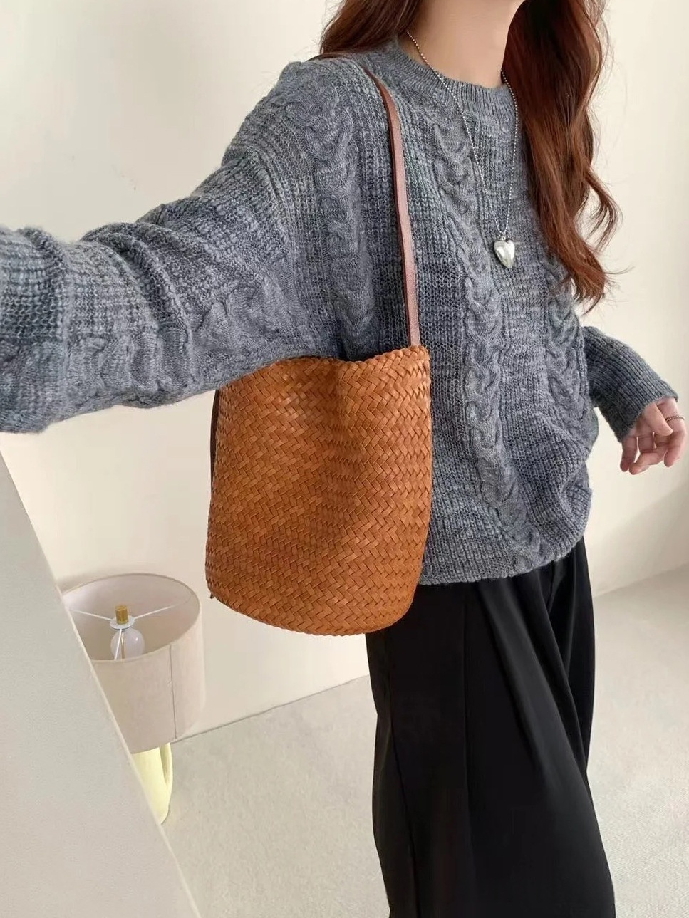 Sac seau tressé en cuir véritable - vue 12