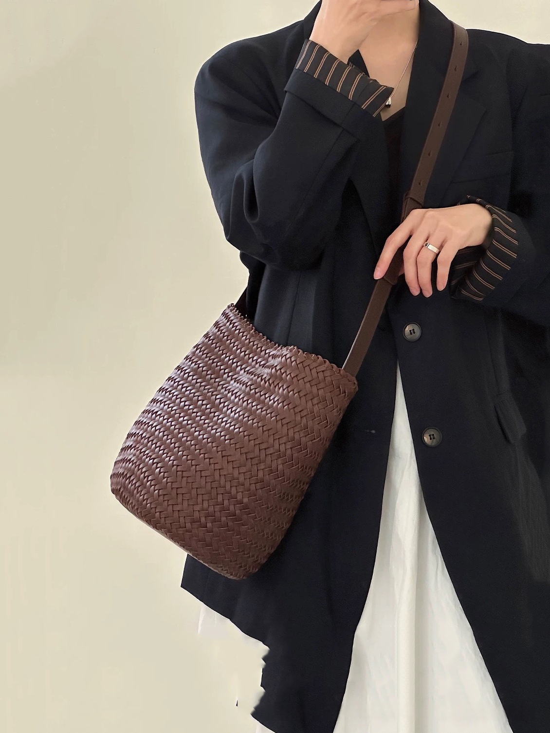Sac seau tressé en cuir véritable - vue 9