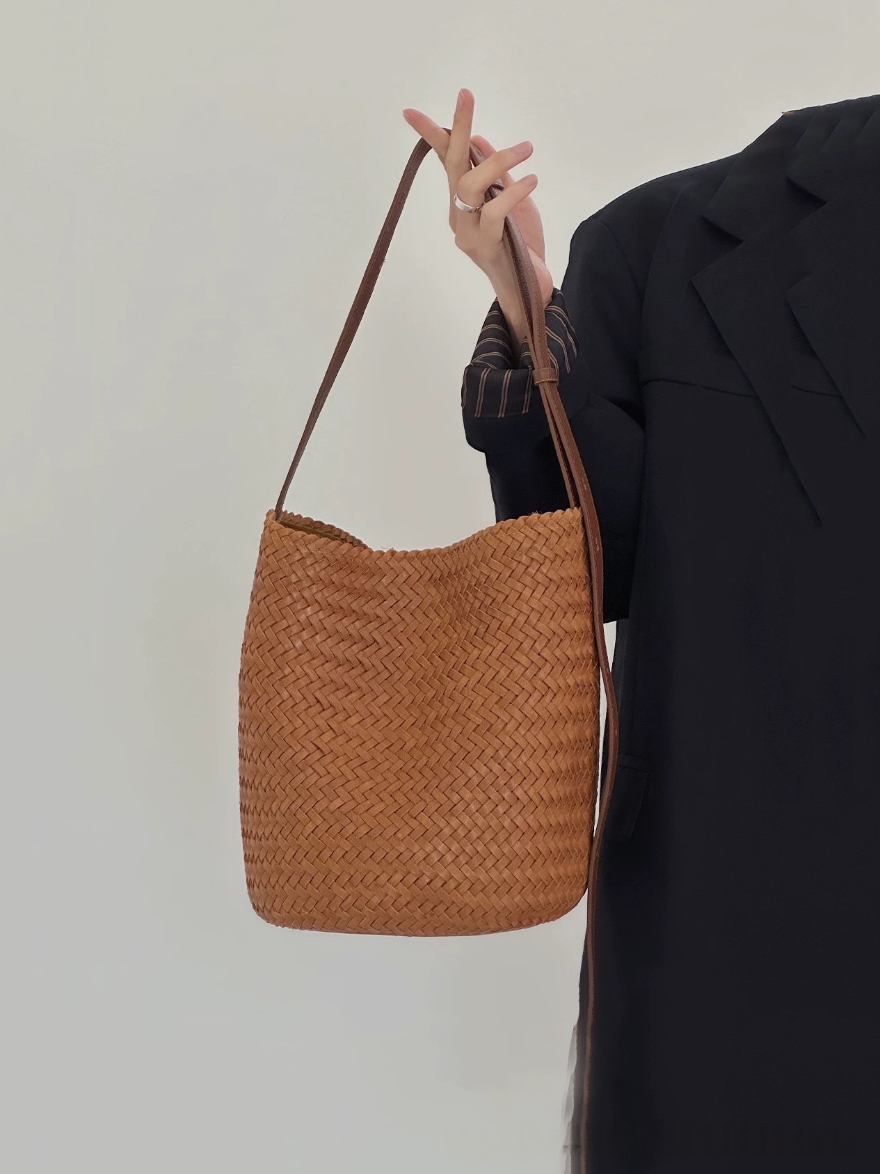Sac seau tressé en cuir véritable - vue 8