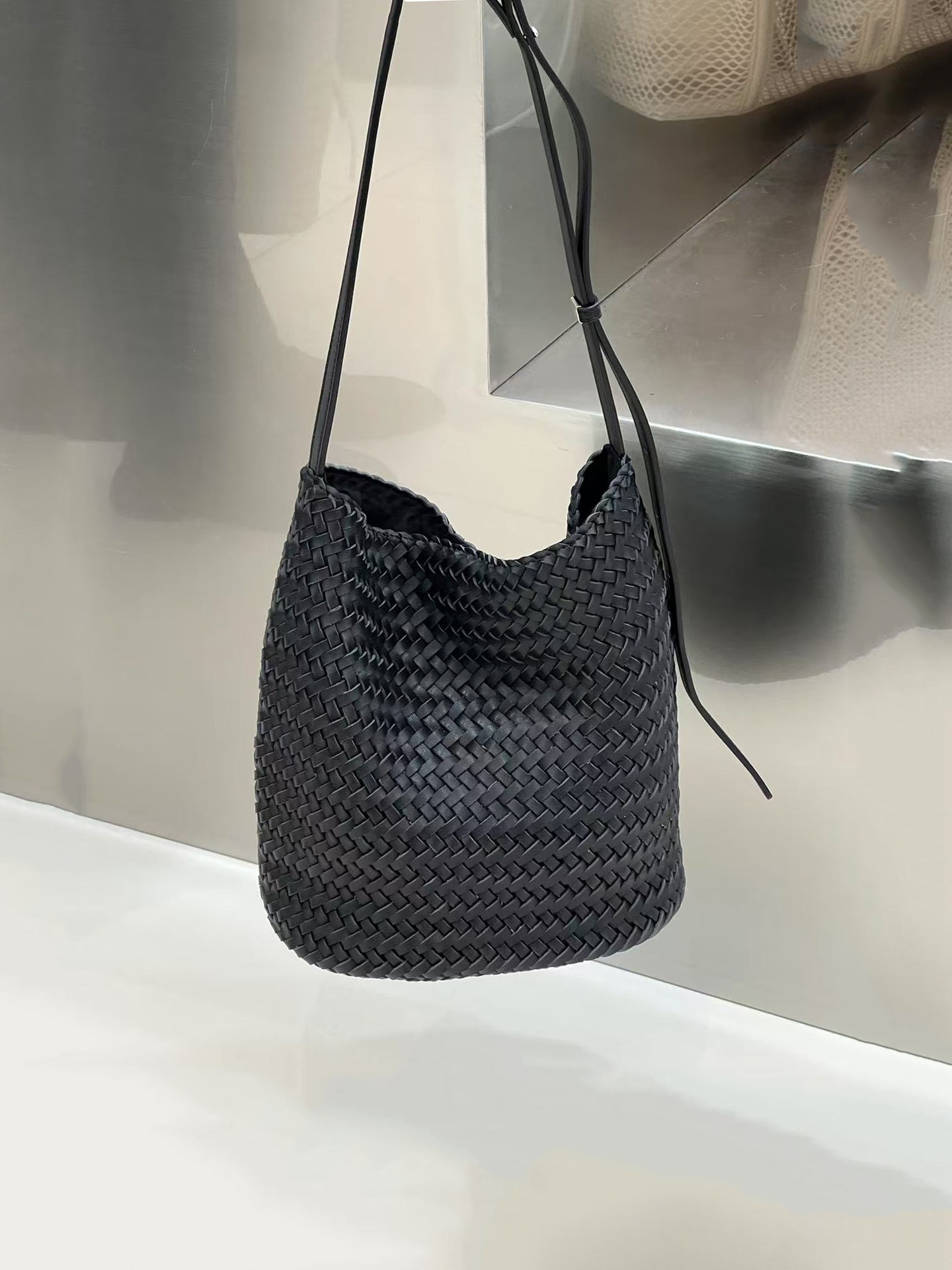Sac seau tressé en cuir véritable - vue 1