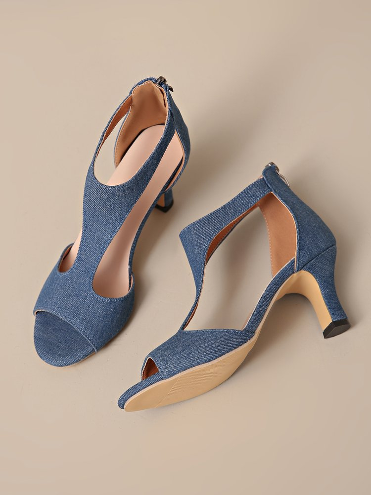 Almond-Toe Mid-Heel Sandals – sole detail