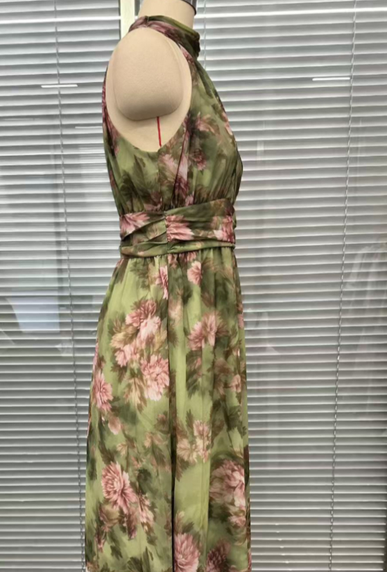 Vestido de estilo resort que estiliza la figura y realza la cintura. 0f5615b2 8837 43e7 92fa 4c321e4411d7