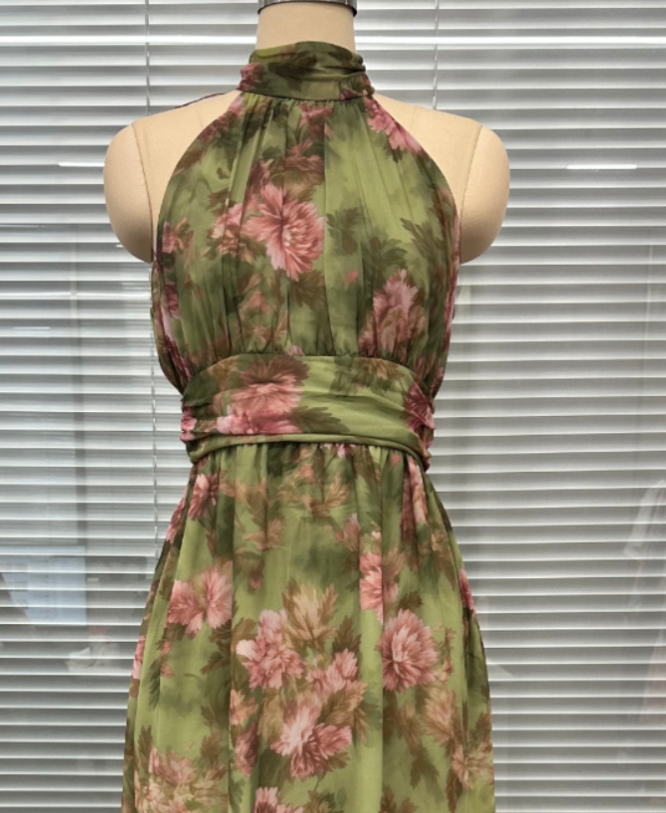 Vestido de estilo resort que estiliza la figura y realza la cintura. 707488b6 2d0d 4a29 8c37 B0822517aa46