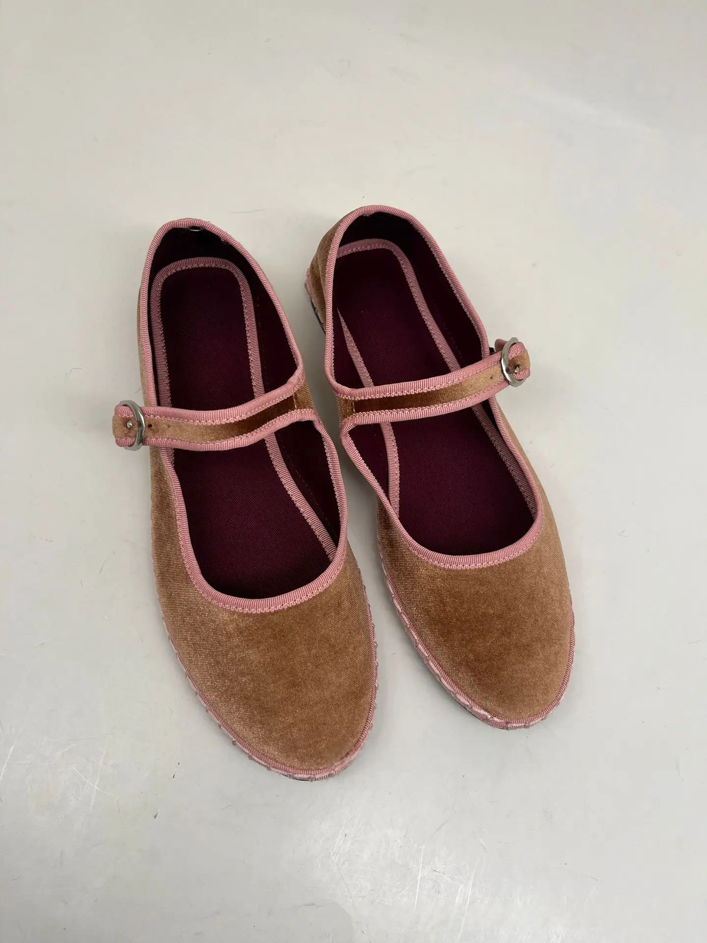 Womens Velvet Shoes With A Flat Sole And Pointed Toe