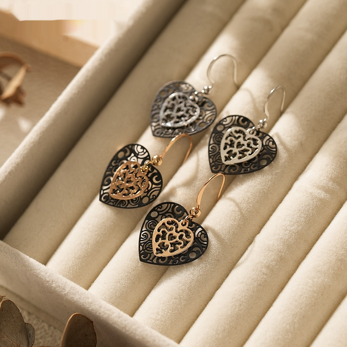 Black Heart Gold Hollow-out Earrings