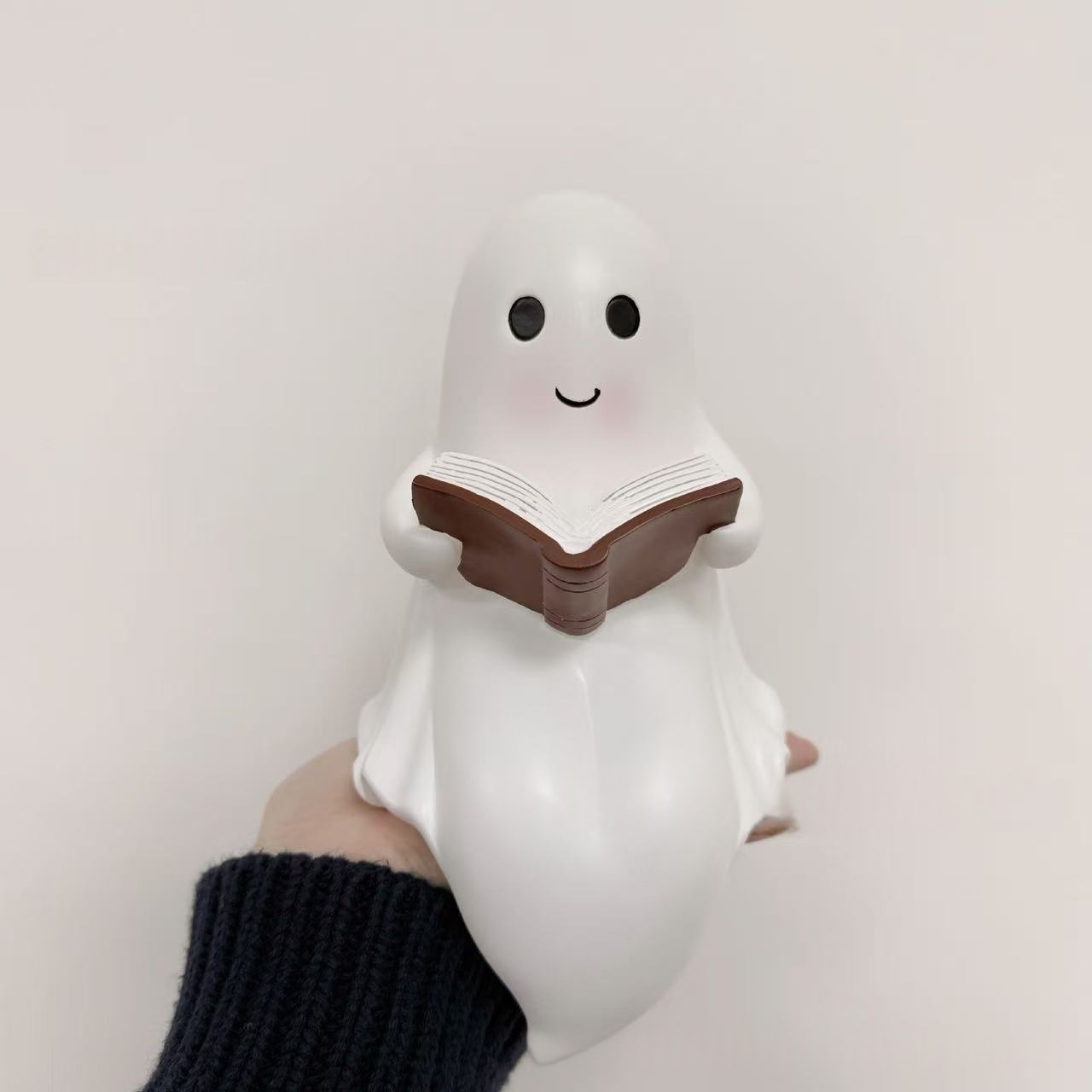 Estatua de lectura de fantasmas de Halloween