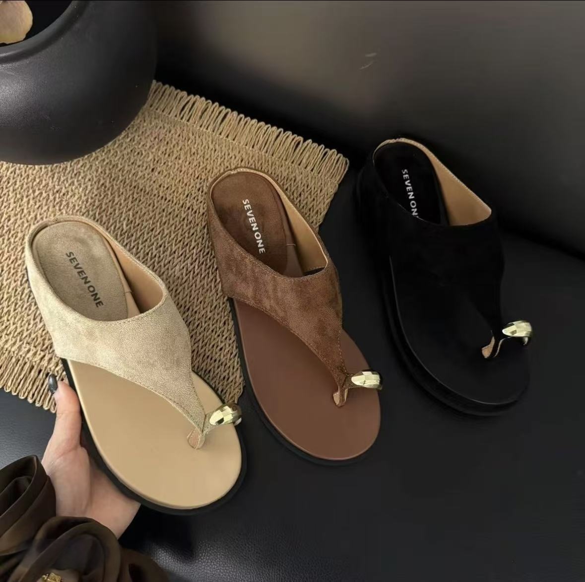 Fashionable And Minimalist Suede Flip-flops