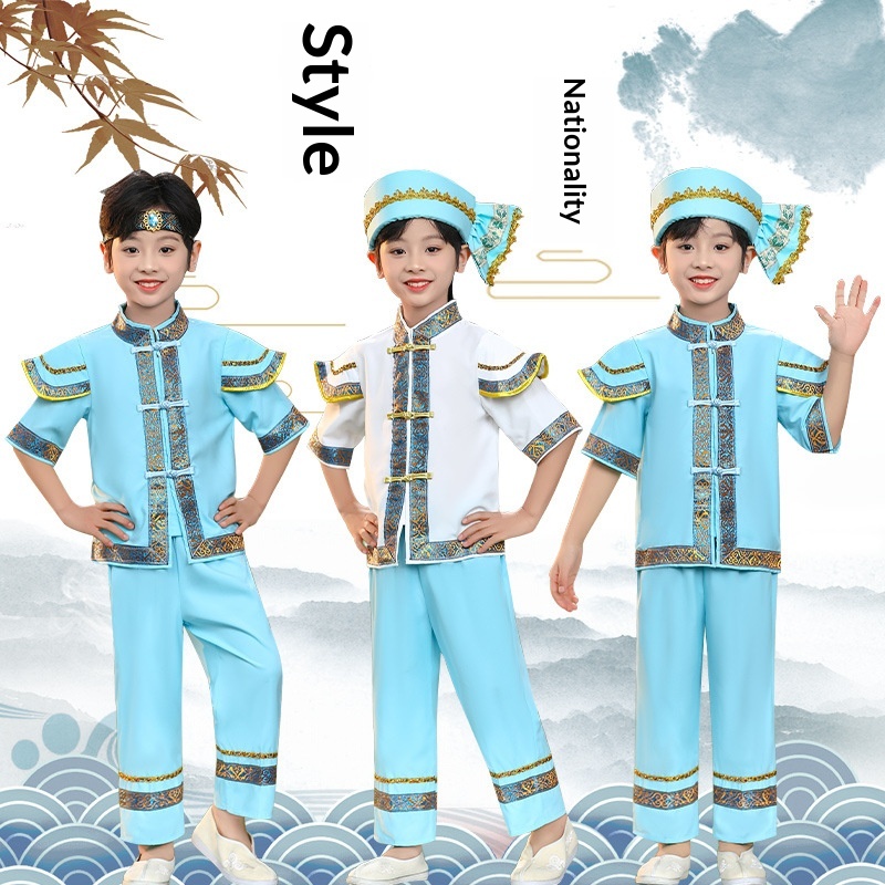 Dai Ethnic Clothing For Men, Women, And Children At The Yunnan Water-Splashing Festival — foto 4