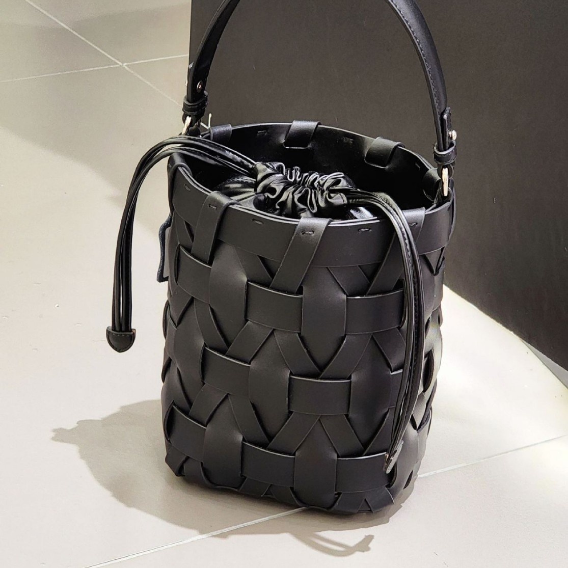 A Versatile And Casual Hand-held Crossbody Bag