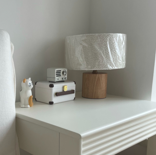 Lampe de table de chevet créative de style influenceur – Image 4