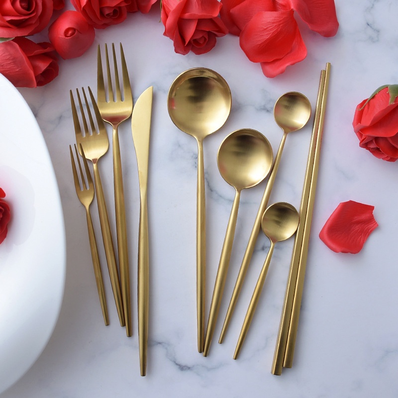 Matte Tableware With Gold-colored Cutlery And Round Handles
