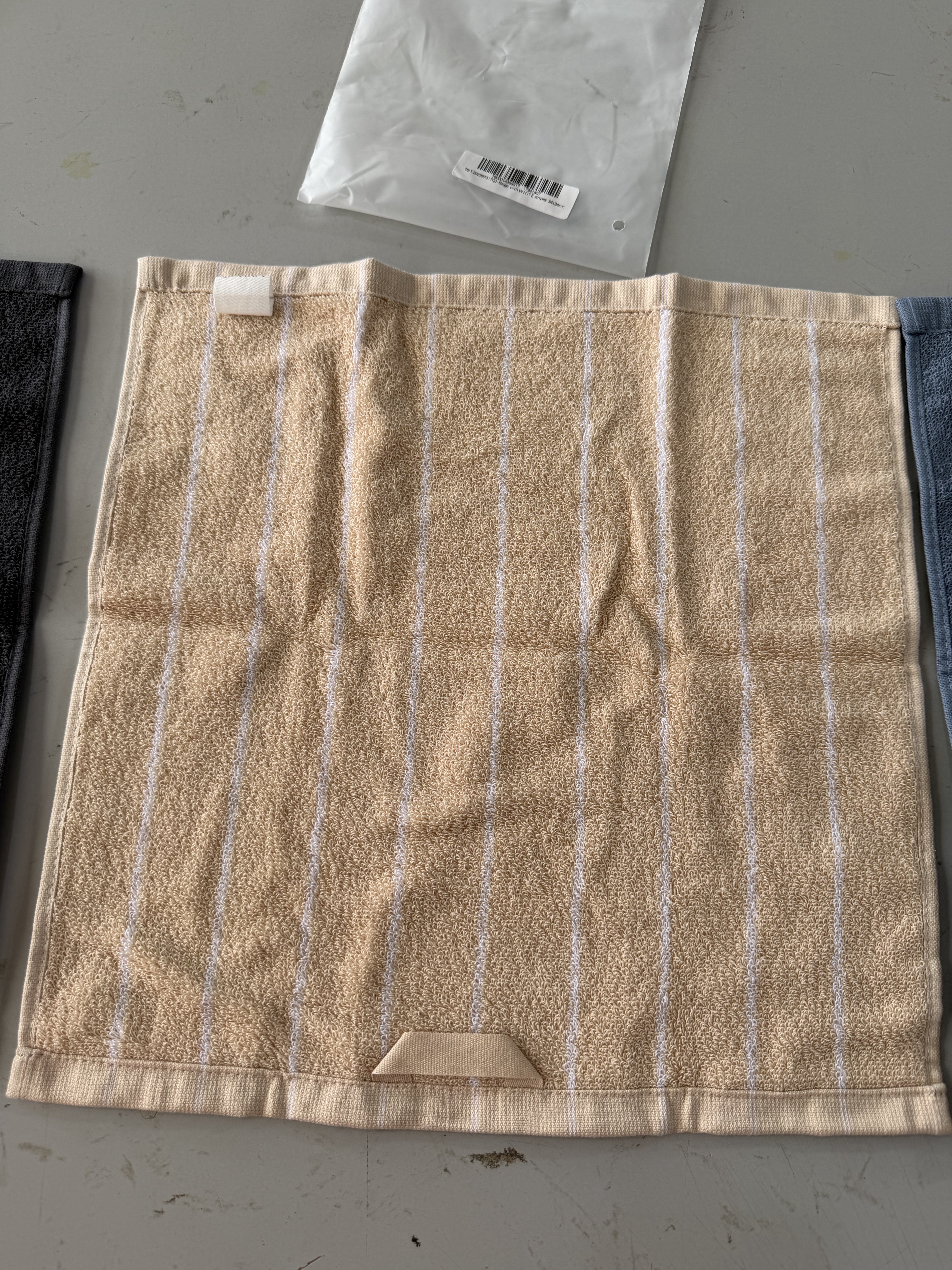 Serviette de bain unie en coton en gros – anthracite à rayures blanches, 34 × 34 cm